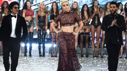 Bruno Mars, Lady Gaga e The Weeknd sfilano con gli Angeli di Victoria's Secret